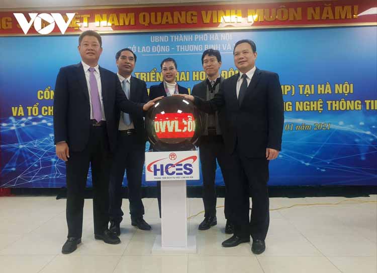 Các đại biểu ấn nút khai trương Cổng thông tin Dịch vụ việc làm Việt Nam (Esip) tại Hà Nội.