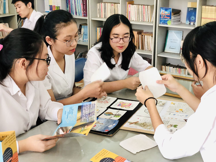Nhóm của Lương Tâm Như đang cùng nhau hoàn thiện các sản phẩm làm từ giấy bã mía.