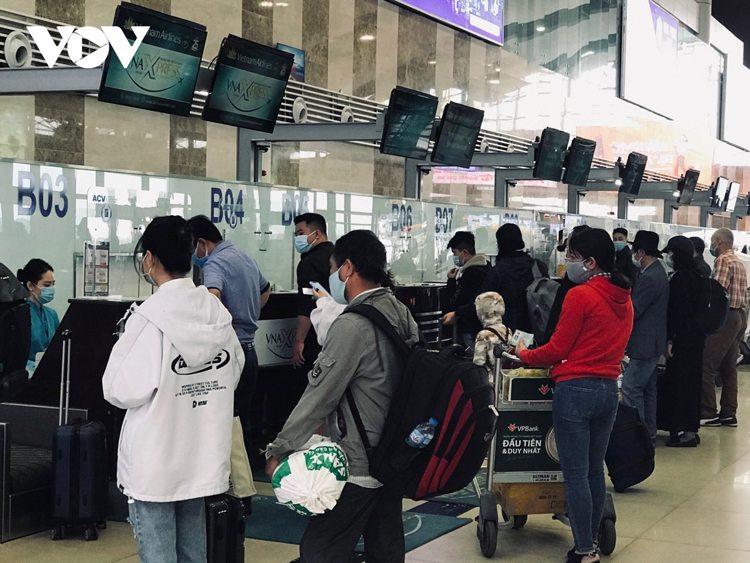 Hành khách chờ xuất vé làm thủ tục chuyến bay tại Cảng hàng không Nội Bài, Hà Nội.