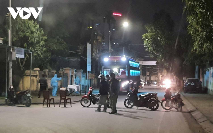 Trước đó lực lượng chức năng Nghệ An đã phong tỏa xe khách chở sinh viên trường đại học FPT về Nghệ An để cách ly theo quy định.