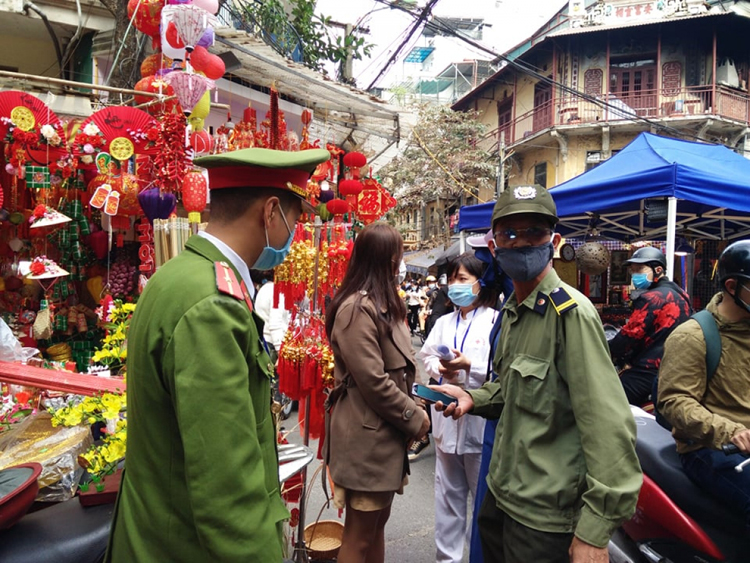 Lực lượng chức năng tổ chức kiểm tra, tuyên truyền vận động nâng cao ý thức chống dịch của người dân tại khu vực phố cổ, Hà Nội.