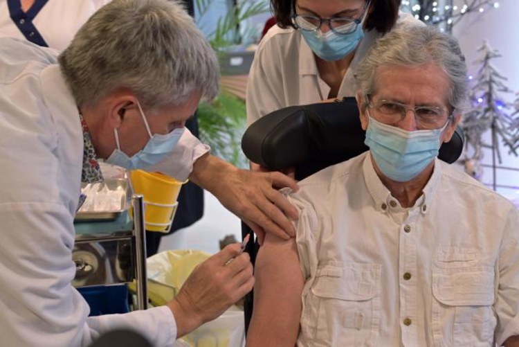 Tiêm vaccine là cách hiệu quả nhất để phòng tránh Covid-19. Ảnh: Le Monde