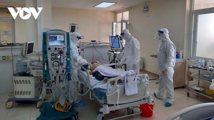 Các bác sĩ bệnh viện Dã chiến số 2 đặt tại Trường Đại học Kỹ thuật Y tế Hải Dương, một trong 2 bệnh viện dã chiến hiện đang điều trị cho các bệnh nhân COVID-19 tại Hải Dương.