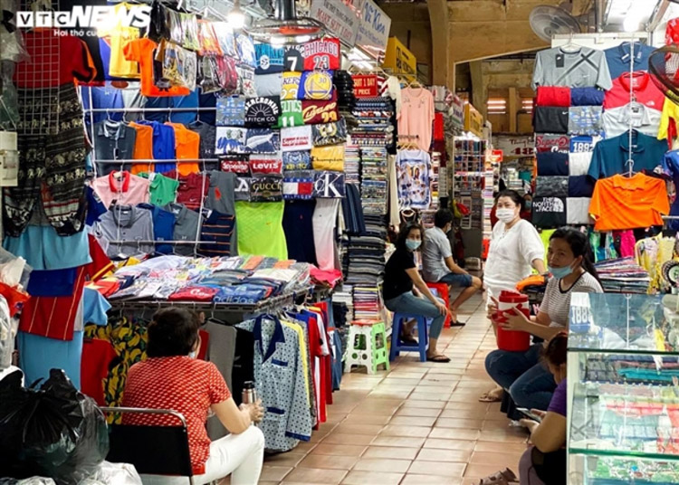 Lần đầu tiên chợ Bến Thành rơi vào cảnh chỉ có kẻ bán, không có người mua.