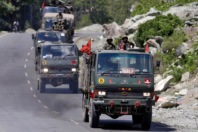 Đoàn xe của quân đội Ấn Độ tại Ladakh. Ảnh: Reuters