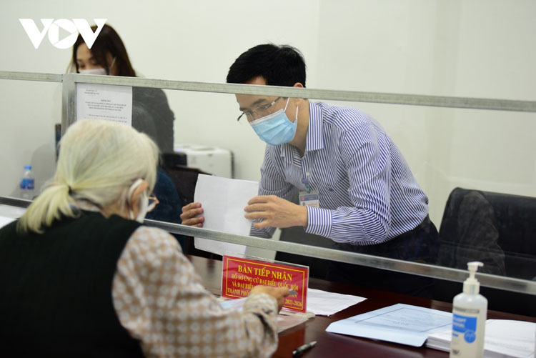 Cán bộ tiếp nhận hướng dẫn người ứng cử khai hồ sơ tại Hà Nội (Ảnh: Thi Uyên)