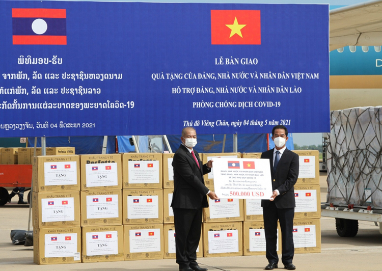 Thứ trưởng Bộ Ngoại giao Tô Anh Dũng trao tặng tượng trưng món quà 500.000 USD của Đảng - Nhà nước và nhân dân Việt Nam cho Phó Thủ tướng Lào Kikeo Khaykhamphithoune.