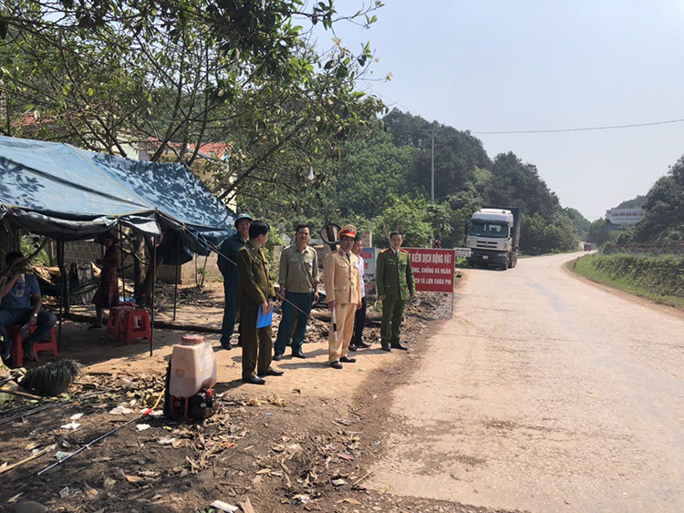 Lực lượng liên ngành của tỉnh Lạng Sơn làm nhiệm vụ tại các chốt chặn kiểm dịch nhằm ngăn chặn sự lây lan của dịch tả lợn châu Phi.