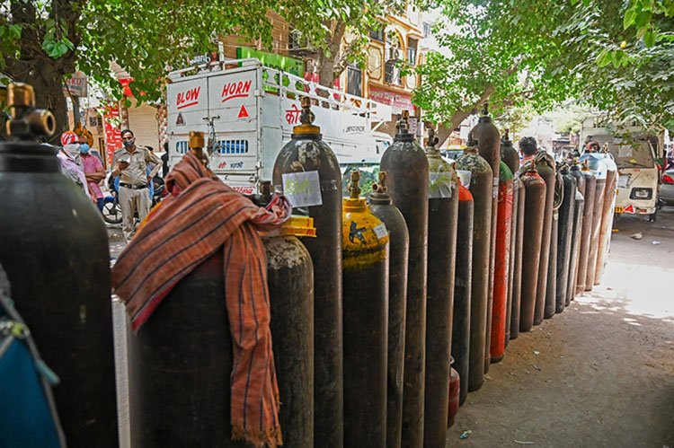 Người dân chờ nạp bình oxy y tế tại một trung tâm ở thủ đô New Delhi ngày 4/5. Ảnh: Getty