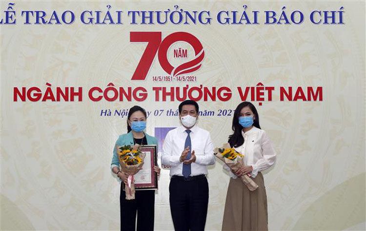 Bộ trưởng Bộ Công Thương Nguyễn Hồng Diên trao giải đặc biệt cho nhóm tác giả Đài truyền hình Việt Nam. Ảnh: KT