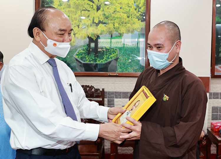 Chủ tịch nước Nguyễn Xuân Phúc gặp mặt và tặng quà đại diện các tổ chức tôn giáo trên địa bàn huyện Hóc Môn.
