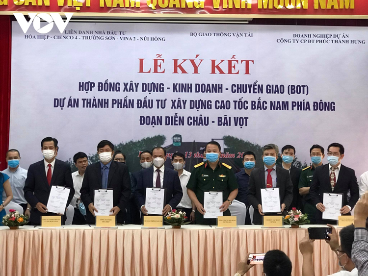 Thứ trưởng Bộ GTVT Nguyễn Nhật cùng đại diện nhà đầu tư, doanh nghiệp dự án ký hợp đồng BOT dự án cao tốc Diễn Châu - Bãi Vọt triển khai theo hình thức PPP.