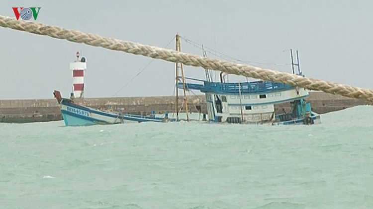 Tàu chở gần 50.000 lít dầu bị chìm ở đảo Phú Quý, có nguy cơ dẫn đến sự cố tràn dầu ra biển.