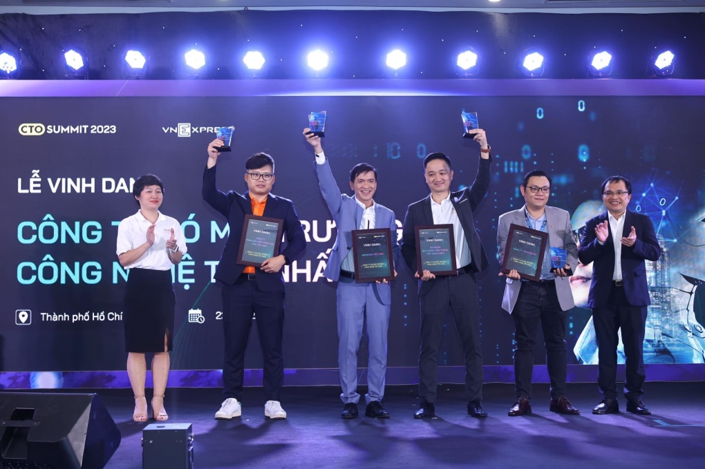 Đại diện FPT (thứ hai từ trái sang) nhận chứng nhận vinh danh Công ty có môi trường công nghệ tốt nhất. Ảnh: Quỳnh Trần.