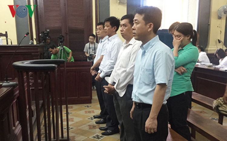 Bị cáo Nguyễn Minh Hùng (áo xanh bên phải) - nguyên Chủ tịch VN Pharma hầu tòa.