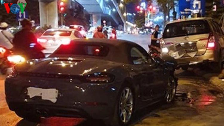 Hiện trường vụ va chạm giữa xe Porsche 718 và xe Innova trên đường Hoàng Minh Giám (Hà Nội).