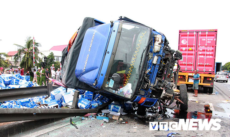 Hiện trường xe tải lật đổ đè chết 5 người ở Hải Dương sáng 23/7.