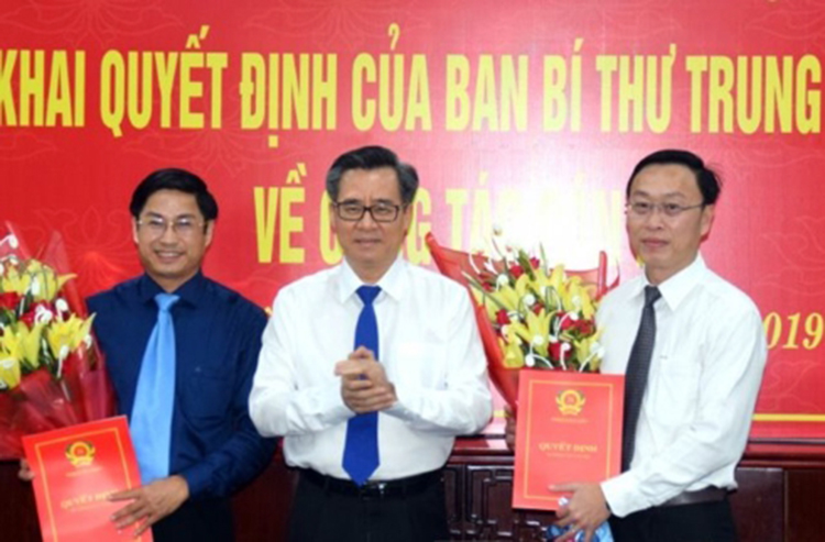 Bí thư Tỉnh ủy Bạc Liêu trao quyết định và chúc mừng ông Tạ Trung Dũng, Huỳnh Hữu Trí.