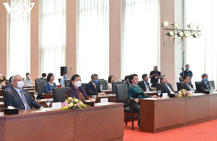 Chủ tịch Quốc hội và các đại biểu dự lễ Công bố Trang thông tin điện tử, Ứng dụng trên thiết bị di động và bộ nhận diện của năm Chủ tịch AIPA 2020.