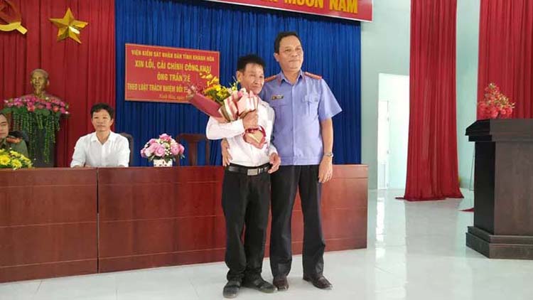 Đại diện Viện KSND tỉnh Khánh Hòa tặng hoa, xin lỗi công khai ông Trần Bê.