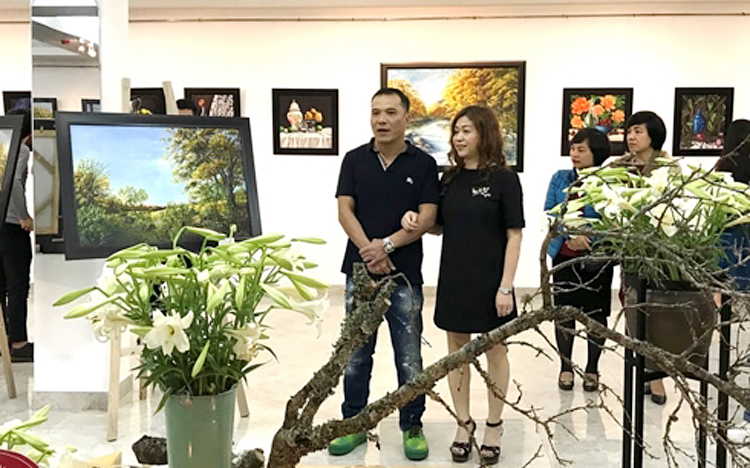 Hai vợ chồng họa sĩ Nguyễn Việt Năng và Bùi Vân Anh tại buổi khai mạc triển lãm.