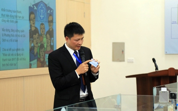 Đại diện BHXH Việt Nam giới thiệu về thẻ bảo hiểm điện tử.