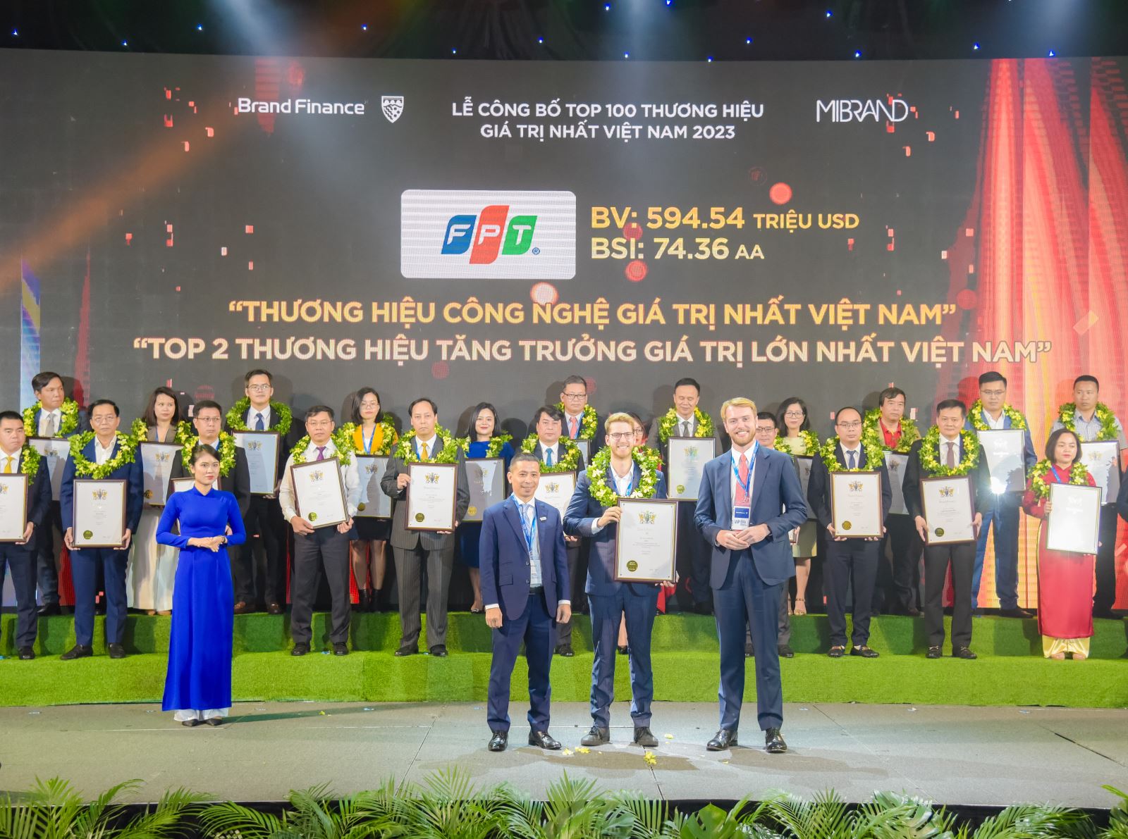 Đại diện FPT nhận chứng nhận FPT là Thương hiệu Công nghệ giá trị nhất Việt Nam, đồng thời giữ vị trí Top 2 Thương hiệu tăng trưởng nhanh nhất Việt Nam dựa trên giá trị thương hiệu.