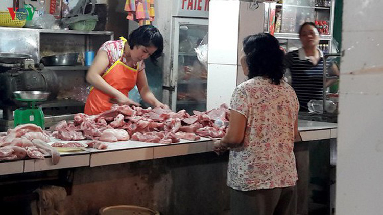 Giá lợn hơi tiếp tục giảm nhưng vẫn trên 70.000 đồng/kg.