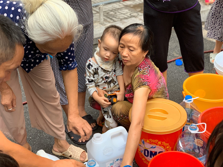 Việc nguồn nước sông Đà cung cấp cho hàng trăm ngàn hộ dân trên địa bàn thành phố Hà Nội bị nhiễm bẩn những ngày qua đã trở thành 1 thảm hoạ đối với cuộc sống của người dân. Những tưởng cảnh xếp hàng lấy nước đã qua từ hàng chục năm nay, bất ngờ quay trở lại với cuộc sống của người dân Thủ đô. (Ảnh: Quang Hùng).