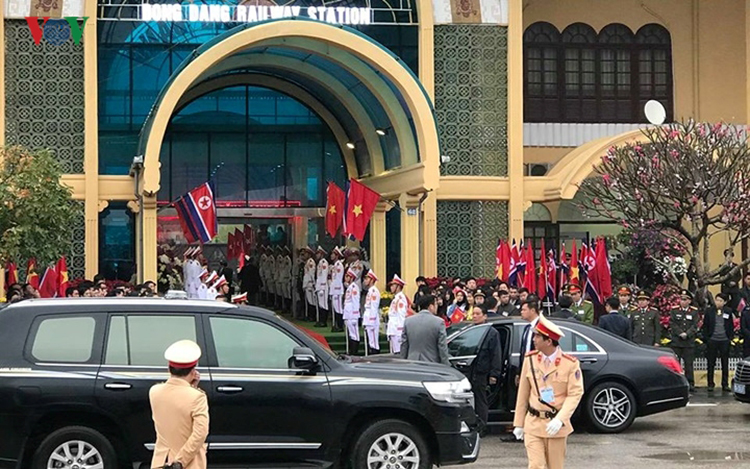 Các xe mô tô chuyên dụng, xe ô tô đã vào vị trí ngay khi Chủ tịch Kim có mặt tại Ga Đồng Đăng.