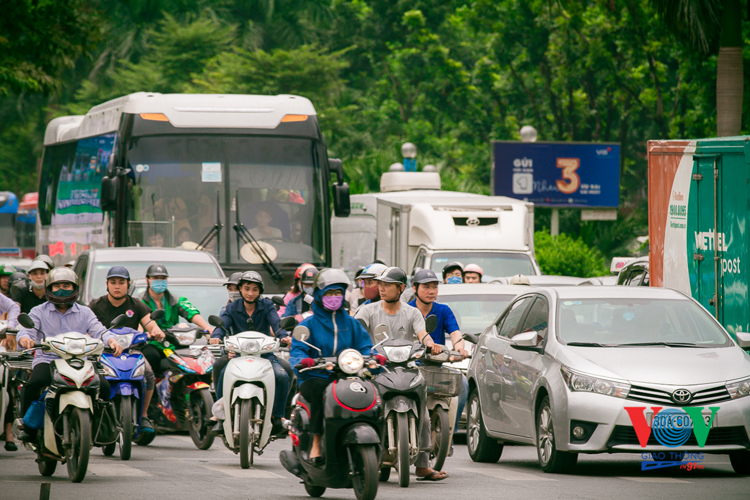 Những tuyến buýt nhỏ được xem là giải pháp khả thi cho vận tải hành khách công cộng ở Hà Nội trong điều kiện hạ tầng ngày càng chật chội. Ảnh: Nhân Trần