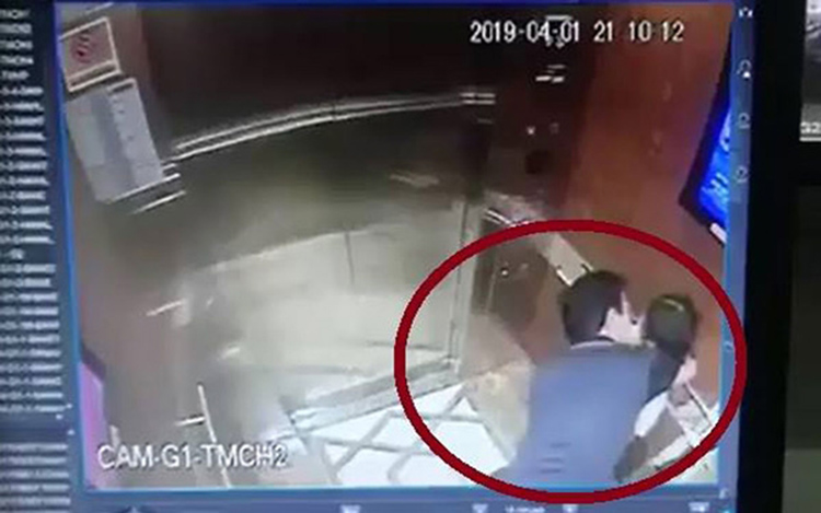 Hình ảnh người đàn ông sàm sỡ bé gái trong thang máy ở TP.HCM (Ảnh cắt từ clip)