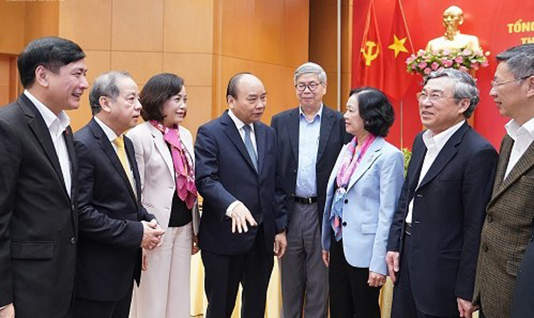 Thủ tướng Nguyễn Xuân Phúc trao đổi với các đại biểu dự Hội nghị.