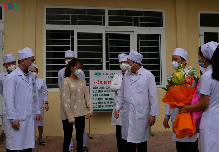 Bệnh viện Đa khoa tỉnh Thanh Hóa chúc mừng bệnh nhân Nguyên Thị Tr xuất viện.