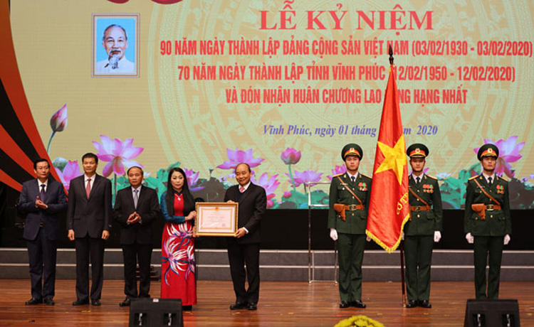 Thủ tướng Nguyễn Xuân Phúc trao Huân chương Lao động hạng Nhất lần thứ 2 cho tỉnh Vĩnh Phúc.