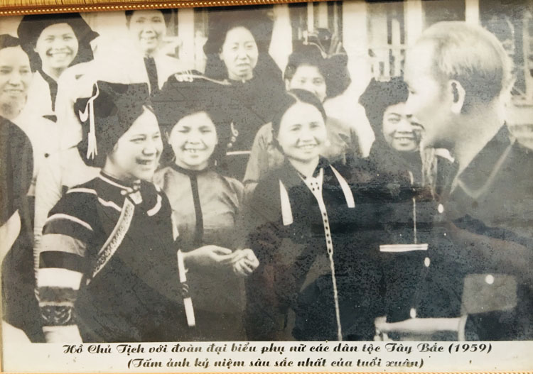 Bức ảnh kỷ niệm chụp bà Me (bìa trái, đối diện Bác) cùng chị em các dân tộc Tây Bắc trò chuyện với Bác (năm 1959).