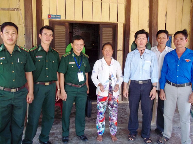 Thượng úy Kim Minh Đức (thứ ba từ trái sang) trong một chuyến công tác cùng cán bộ, đoàn viên, thanh niên của đơn vị và địa phương.