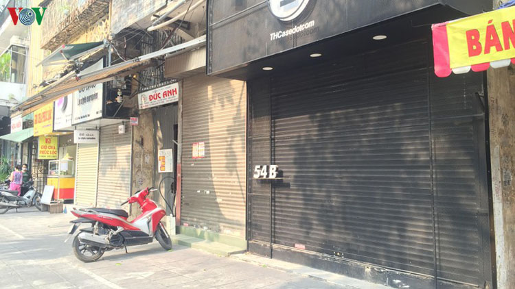 Nhiều cửa hàng trên các phố lớn của Hà Nội đóng cửa.