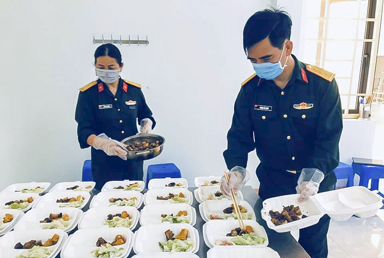 Những bữa cơm ngon ấm nóng thể hiện nghĩa vụ trách nhiệm và tấm lòng của đội ngũ y, bác sĩ, chiến sĩ những người âm thầm trên tuyến đầu chống dịch.