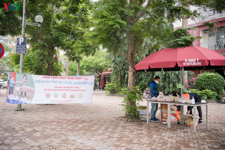Một nhóm thiện nguyện đã chung tay chia sẻ hàng nghìn suất thực phẩm miễn phí tại một số địa điểm trên địa bàn thành phố Hà Nội.