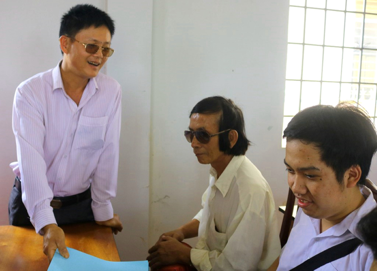 Ông Phạm Hữu Tấn (bìa trái) trò chuyện với các hội viên (ảnh Báo Đắk Lắk)