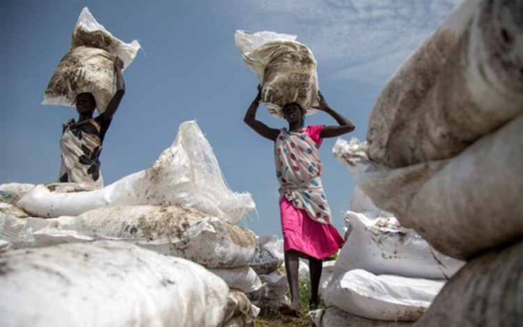 Người dân nhận lương thực cứu trợ tại Nam Sudan. (Ảnh: AFP)