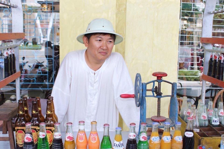 Anh Huỳnh Minh Hiệp bên quầy giải khát đậm chất xưa tại Lúa cà phê.