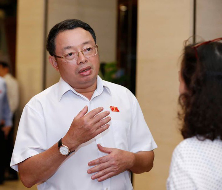 Phó Chủ nhiệm Uỷ ban Kiểm tra Trung ương Hoàng Văn Trà trả lời phóng viên bên hành lang Quốc hội tại Kỳ họp thứ 9.