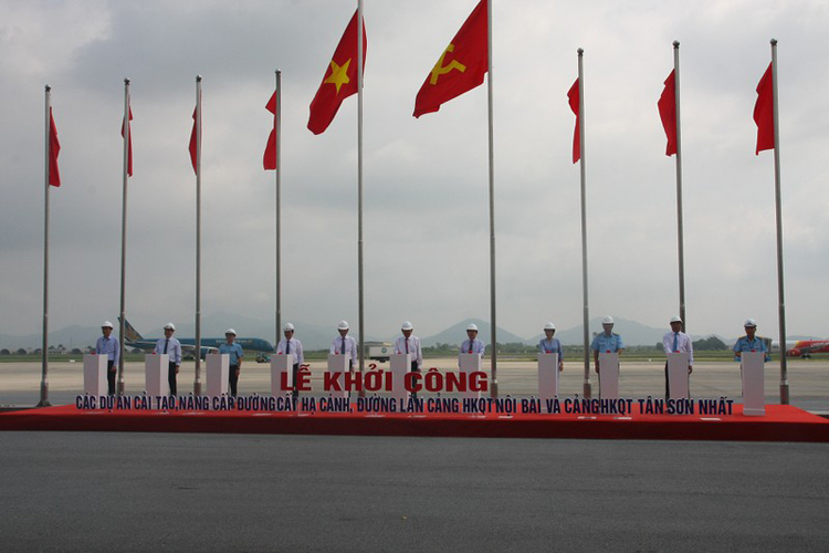 Phó Thủ tướng Chính phủ Trương Hoà Bình, Bộ trưởng Bộ GTVT Nguyễn Văn Thể cùng nhiều lãnh đạo cấp cao bấm nút khởi công Dự án.