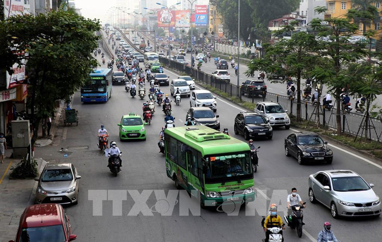 Xe buýt tham gia giao thông tại Hà Nội. Ảnh minh họa TTXVN