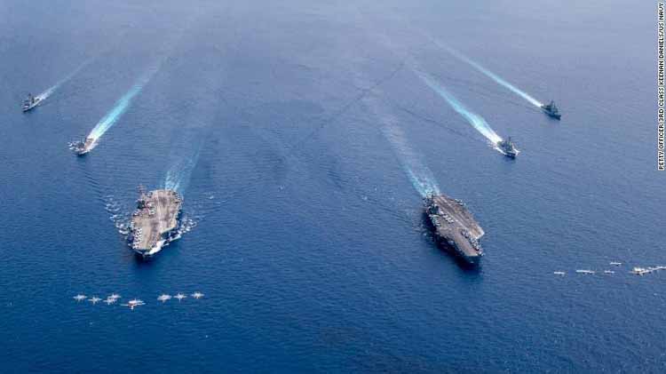 Lực lượng Tác chiến Tàu sân bay Nimitz gồm tàu sân bay USS Nimitz và Nhóm Tác chiến Tàu sân bay USS Ronald Reagan hiện diện ở Biển Đông ngày 6/7. Ảnh: CNN