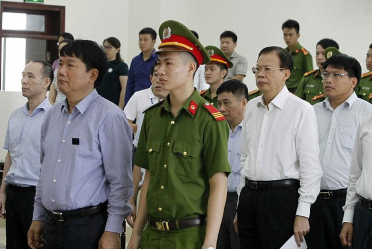 Ông Đinh La Thăng - cựu Chủ tịch Tập đoàn Dầu khí Quốc gia Việt Nam (PVN) (ảnh trái, trên cùng) hầu tòa phiên phúc thẩm liên quan đến vụ sai phạm tại PVN và PVC.(Ảnh: TTXVN)