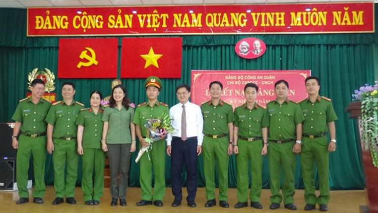 Bí thư Quận ủy Thủ Đức Nguyễn Mạnh Cường chúc mừng đồng chí Đỗ Thanh Sơn (sinh năm 1995) được kết nạp tại chi bộ Đội CS PCCC& và CNCH thuộc Đảng bộ Công an quận Thủ Đức. 