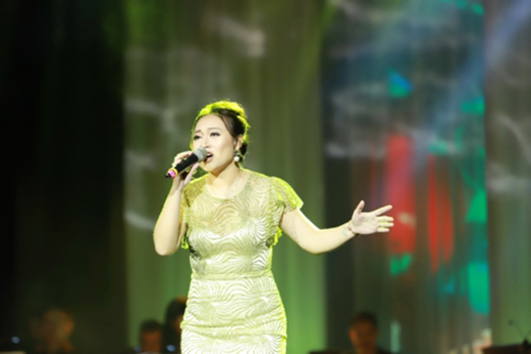 Ca sĩ Khánh Linh. 